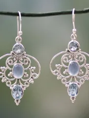 ジュエリー レディース イヤーアクセサリー  エレガントなダングルピアス シルバーメッキ レトロ 中空フラワーデザイン 象嵌 水色の宝石 毎日の服装にマッチ パーティー装飾