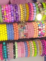 ジュエリー レディース ブレスレット 10個セット 8mm/10mm ランダムカラー ガラスビーズ女性用ブレスレットスタッキングセット、友人やカップルへの誕生日プレゼント