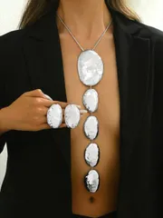 ジュエリー レディース セット メタルジオメトリックアシンメトリーハンマー仕上げ特大ロングペンダントネックレスと ピアスのジュエリーセット 2個入り、ユニークなファッションメタルスタイルネックレス、パーティー/ドレ