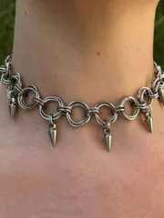 ジュエリー レディース ネックレス 1個 幾何学模様 マルチレイヤー サークル リベット ネックレス、ステンレススチールジュエリー、ファッショナブルなスウィートパンクY2Kスタイル、男女兼用、デイリー、パーティー、