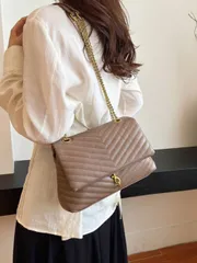 バッグ レディース ショルダーバッグ キャメル色キルティング刺繍 メタルチェーン ジオメトリック デザイン ショルダーバッグ、カジュアルからオフィスまで使える キルティング