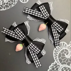 いちごピンク♡ギンガムリボン　黒　ブラック　ヘアクリップ  量産型　地雷　ゴスロリ　天使界隈　サブカル　コンカフェ　ストロベリー