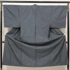 男着物 袷 身丈143cm 裄丈68cm 正絹 Cランク カジュアル 棒衿 Mサイズ 亀甲 古典的 落ち着き 紺系 RP 1224-16886