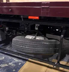 タイヤハンガー/スペアタイヤキャリア/積載車/フラトップ/小型/中型/極東開発/カスタム/デコトラ/適格請求書/法人様歓迎のサムネイル