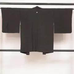 黒羽織 袷 身丈83cm 裄丈65cm 正絹 Sランク 一つ紋（五三桐） セミフォーマル Mサイズ 紋意匠 創作柄 無地 シック 落ち着き 黒系 RP 1233-17035