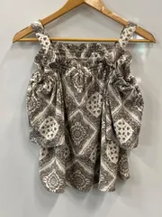 ピ855⚫︎INGNI⚫︎イング⚫︎カットソー⚫︎半袖⚫︎オフショルダー⚫︎フリル⚫︎肩ひも⚫︎ペイズリー柄⚫︎レディース⚫︎sizeM⚫︎白×黒