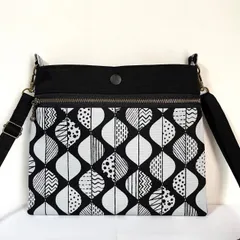 横型 スマホポシェット 北欧風リーフ柄 黒白 ショルダーストラップ付き