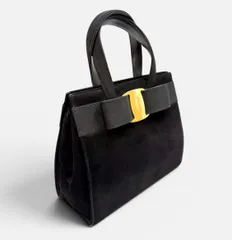 【美品⭐️ フェラガモ (Salvatore Ferragamo)】 ヴァラリボン ハンドバッグ　 ブラック スエード　 ゴールド金具　 小ぶりで可愛い系＋フォーマル対応　 イタリア製　 正規品　 ワンオーナーユーズド品　 AYA2604000J