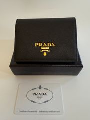 週末限定お値下げ PRADA ブラック 三つ折り財布 アウトレット - メルカリ