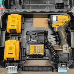 dewaltデウォルトDCF860Bインパクト、バッテリー2個、充電器、ケース
