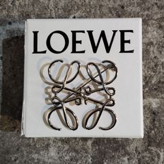 LOEWE ロゴデザイン ブローチ - メルカリ