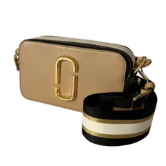 MARC JACOBS マークジェイコブス ミニショルダーバッグ レザー ベージュ グリーン ゴールドロゴ レディース クロスボディバッグ ストライプショルダー THE SNAPSHOT風 デザイン