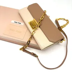 【余白に気品を宿す】　MIU MIU　チェーンウォレット 長財布 マドラスチェーン 2WAY レザー ゴールド金具 バイカラー　ピンクベージュ