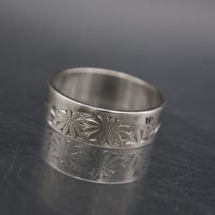 天皇陛下御在位50年記念指輪 菊の紋章 1000 純銀 silver1000 - メルカリ