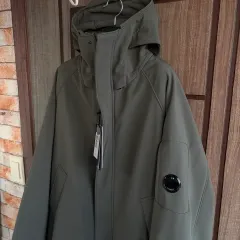 新品 C.P. COMPANY シーピーカンパニー レンズ ロゴ フード ロング ジャケット カーキ