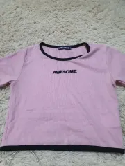 Basic comma ブランドのピンク色 awesome 半袖Tシャツです。ゴージ素材で快適