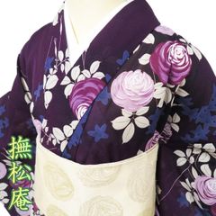 紫の地に、華麗な乱菊に蝶が舞う艶やかな浴衣です - メルカリ