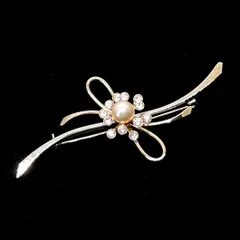 美品★あこや本真珠 ブローチ ウェーブライン りぼん レディース アコヤパール フォーマル 真珠 ストーン ホワイト ゴールド