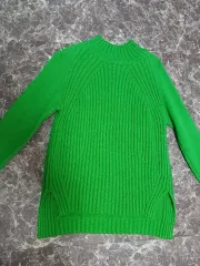 グリーンニット (手の甲まで覆う袖、可愛らしいフィット)