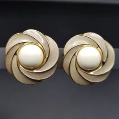 90's Trifari tm 艶やかなお花 グレーホワイト ヴィンテージ フラワー イヤリング レトロ ゴージャス 大ぶり 存在感 Y26-Z