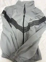 PUMA プーマ 服 ウィンドブレーカー アウター グレー 出品