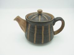 壺屋焼 福田健治 飴釉蝋抜き赤絵ミルクピッチヤー 1 - メルカリ