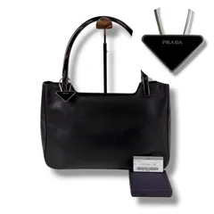 プラダ　PRADA トライアングルロゴ　キーチェーン付き　プラハンドル　レザートートバッグ　ブラック　黒　NERO 型押しロゴ