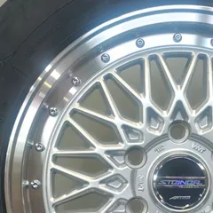 200系ハイエース　17インチタイヤセット　シルバーメッシュのサムネイル