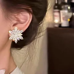 雪花ビジューピアス レディース 華やか キラキラ 高見え 上品 大ぶり 冬コーデ クリスマス デート お呼ばれ パーティー 結婚式 二次会 成人式 女子会 韓国風 可愛い 映え 小顔効果 ゴールド ギフト対応 高級感BOX包装