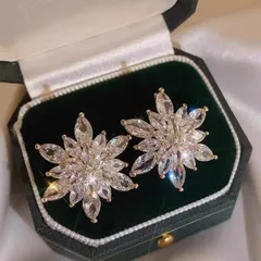 雪花ビジューピアス レディース 華やか キラキラ 高見え 上品 大ぶり 冬コーデ クリスマス デート お呼ばれ パーティー 結婚式 二次会 成人式 女子会 韓国風 可愛い 映え 小顔効果 ゴールド イヤーアクセ