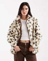 デイジーストリート レディース アウター ジャケット・ブルゾン プリント コントラスト ジャケット Daisy Street zip up printed borg jacket with contrast brown binding in cream dit