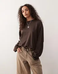 モンキ レディース トップス Tシャツ Monki oversized long sleeve Tshirt with side slits in chocolate brown ブラウンのサムネイル
