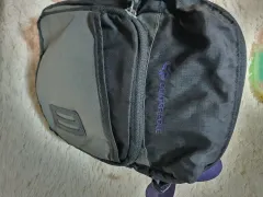 センターポール ブランドのクロスバックです。ブラックとグレーのカラーが調和するようにデザインされています。