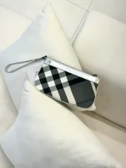 バーバリー シルバー チェック ポーチ (正規品)のサムネイル