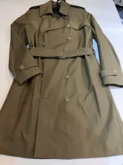 A.P.C. ブランドのカーキ色 トレンチ コート