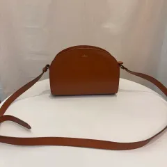 正規品 A.P.C. ハーフムーン クロスバック
