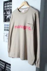(L-XL) MAHAGRID マハグリッド 長袖Tシャツ ビックロゴ ポケット ベージュ オールドスクール-18201のサムネイル