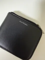 Acne Studios アクネストゥディオズ ジッパー 二つ折り財布 出品 (ブラック)のサムネイル