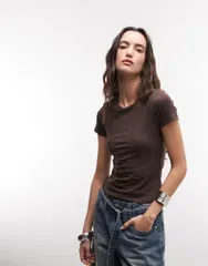 モンキ レディース トップス Tシャツ スリムフィット Monki slim fitshirt in dark brown ブラウンのサムネイル