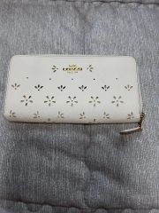 COACH パンチング フラワー ラウンドジップ 長財布 9034 - メルカリ