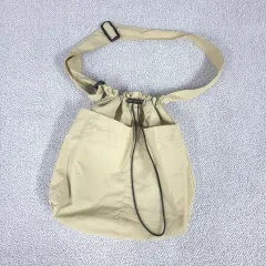シャカシャカ素材 ベージュ メッセンジャーバッグ (シャーリング/巾着) クロスバッグ バッグ