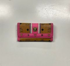 MCM 三つ折り財布 ピンク ヴィセトス スタッズベルト ブラスプレート