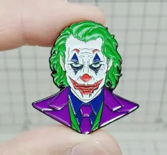 ピンバッジ　ジョーカー （JOKER、バットマン:ホアキン・フェニックス 主演） #J-02　D04-29/WED