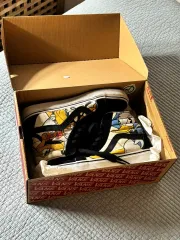 ヴァンズ x ディズニー ハイトップ スニーカー