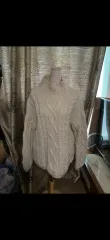 ケーブル編みニット