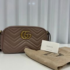 GUCCI - ベージュ GG マーモント スモール マトラッセ カメラバッグ