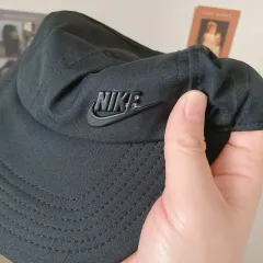 ブラックナイキ メッシュベースボールキャップ