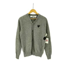 プレイコムデギャルソン PLAY COMME des GARCONS AD2023 24AW V-Neck Cardigan With Black Emblem Top Light Gray ブラック エンブレム Vネック ニット カーディガン メンズ JPのサムネイル