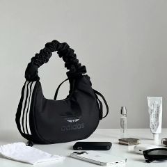 adidas オリジナルラージラッフルバッグ　フリル　クシュクシュ　黒　新作 adidas オリジナルラージラッフルバッグ フリル クシュクシュ 黒 新作