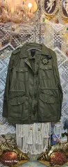 GUESS カーキ色 マウンテンパーカー ジャケット パッチ 装飾のサムネイル